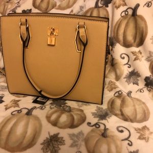 Purse great color it’s neutral